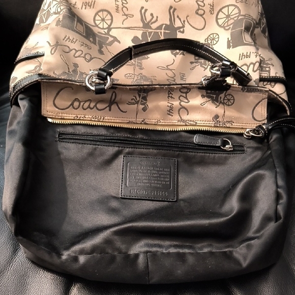 Coach Horse And Carriage Tan And Black Graphic Tote with Wristlet Pouch 🥰🥰 - Picture 14 of 17